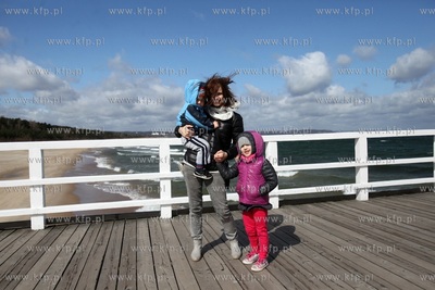 Silny wiatr nad Zatoką Gdańska. Nz. molo w Gdańsku...