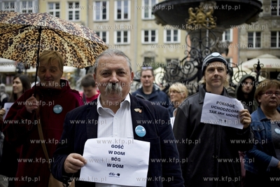 Gdańsk. Długi Targ. Manifestacja za przyjęciem uchodźców....