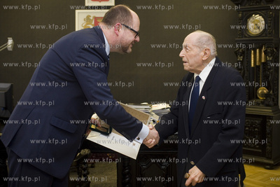 UM Gdańska. Prezydent Paweł Adamowicz wręczył medal...