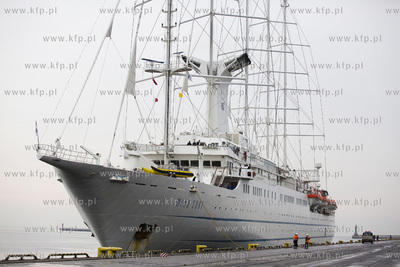 Żaglowiec Wind Surf wpływa do portu w Gdyni.
10.08.2017
fot....