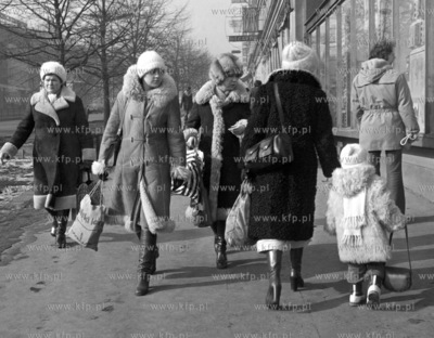 Przechodnie na Grunwaldzkiej w Gdansku - Wrzeszczu....