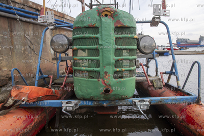 Nietypowa łódź zacumowana w Stoczni Cesarskiej w...