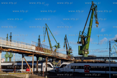 Kładka dla pieszych prowadzaca na przystanek SKM Gdańsk...