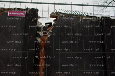 Gdansk. Jana z Kolna. Wyburzanie muru przy Stoczni...