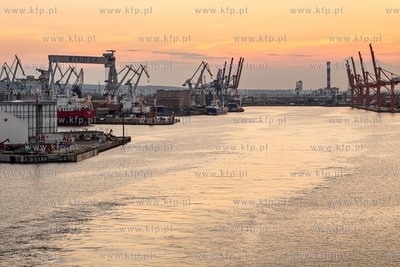 Port w Gdyni. Nz. Stocznie gdyńskie. 18.06.2019 /...