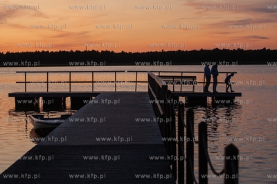 Wakacje w Łebie. Nz. Zachód słońca nad jeziorem...