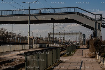 Gdańsk. Kładka przy przystanku SKM Gdańsk Stocznia....