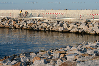 Kanał przez Mierzeję Wiślaną – łączący drogą...
