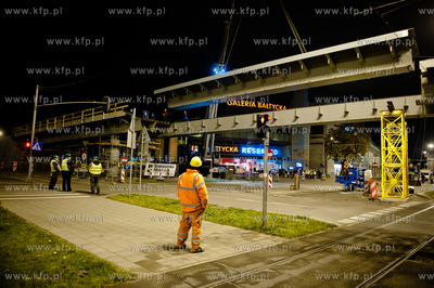 Gdansk - Wrzeszcz. Montaz kolejnych elementow estakady...