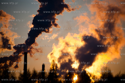 Gdansk. Dymiace kominy Rafinerii Gdanskiej. 
05.02.2012
fot....