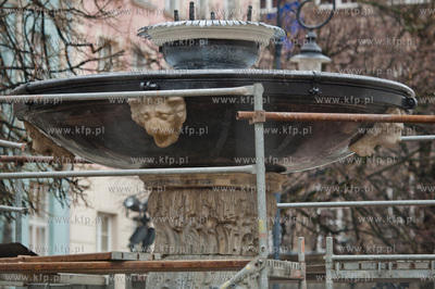 Gdansk. Dlugi Targ. Montaz odrestaurowanej misy fontanny...