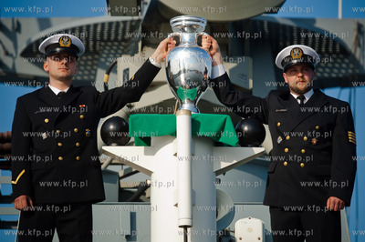 Marynarze okretu rakietowego ORP Orkan transportuja...