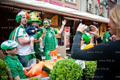 Gdansk. Ulica Dluga. Tlumy kibicow z Hiszpanii i Irlandi...