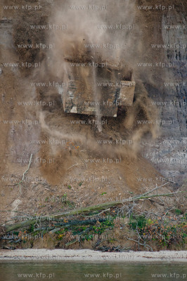 Gdynia. Akcja zsuwania powojennego polskiego schronu...