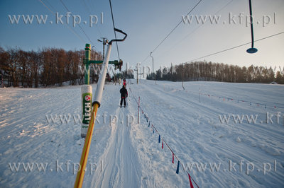 Zimowe popoludnie na stoku narciarskim Koszalkowo w...