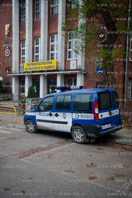 Gdansk. Zabezpieczony przez Policje teren Centrum Ksztalcenia...