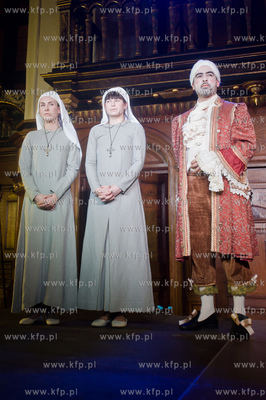 Gdansk. Dwor Artusa. Pierwszy odcinek improwizowanego...