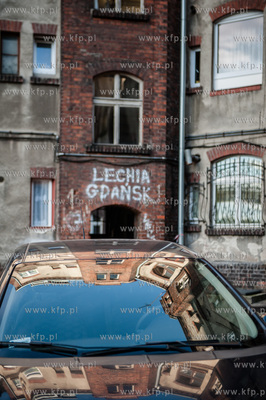 Gdansk. Podworko ulic Robotniczej i Jana z Kolna. Sasiedzi...