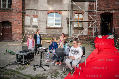 Gdansk. Podworko ulic Robotniczej i Jana z Kolna. Sasiedzi...