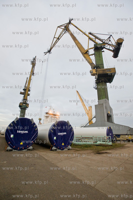 Stocznia Gdanska. Zaladunek elementow wiez wiatrowych,...