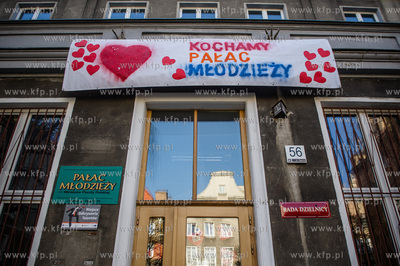 Gdansk. Walentynkowe dekoracje Palacu Mlodziezy, przygotowane...