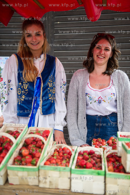 Gdansk. Plac przed siedziba Polskiego Zwiazku Wedkarskiego...