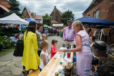 Gdansk. Plac przed siedziba Polskiego Zwiazku Wedkarskiego...