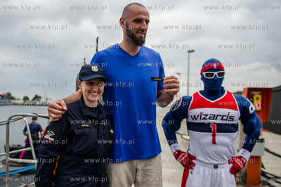 Koszykarz Marcin Gortat odwiedza Port Wojenny w Gdyni...