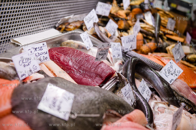 Gdansk. Hala postoczniowa przy ul. Doki 1. BioBazar...