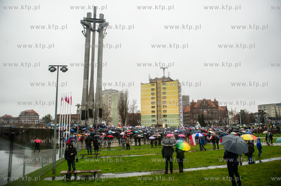 Gdansk. Plac Solidarnosci. Wiec dla obrony demokracji...