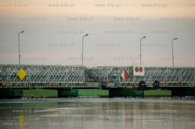 Skuta lodem Martwa Wisla na wysokosci mostu pontonowego...