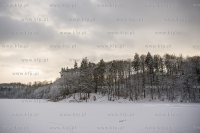 Sniezny zimowy dzien nad jeziorem Otominskim.
21.01.2016
fot....