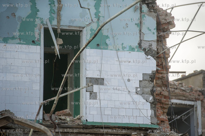 Gdansk. Rozbiorka budynku dawnej przychodni przy ulicy...