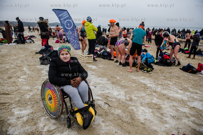 Plaża w Sopocie. Charytatywne morsowanie, w czasie...