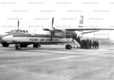 Samolot Polskich Linii Lotniczych LOT AN-24 na lotnisku...