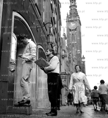 Waga osobowa przed kinem Leningrad na ul. Dlugiej w...