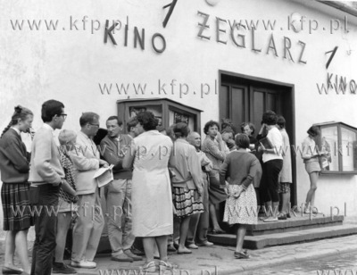 Kolejka do kina Zeglarz w Jastarni. 1960 odb_106_09...