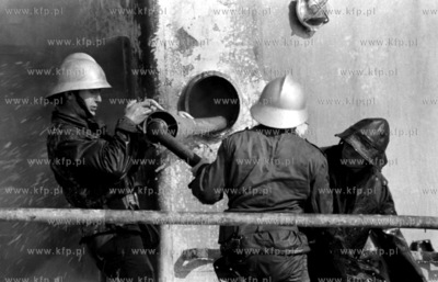 Grozny pozar silowni masowca m/v Norvest 12km od Portu...