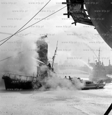 Pozar ropy rozlanej na powiechrzni basenu stoczniowego...