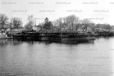 Budowa w miejscu przeprawy promowej mostu pontonowego...