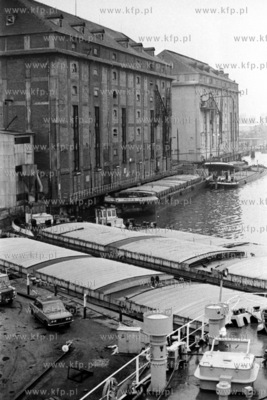 Elewatory zbożowe w gdanskim porcie. 
5.12.1976
1grudzien76_z.kosycarz_p3
Fot....