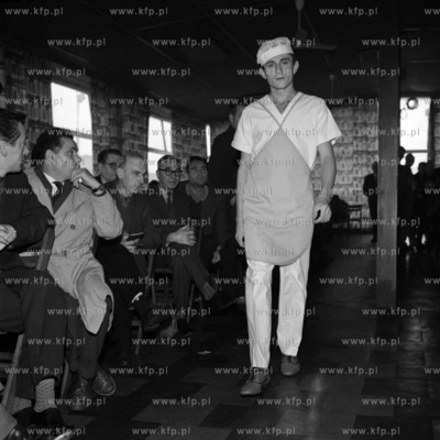 Pokaz nowych modeli odzieży roboczej w świetlicy...