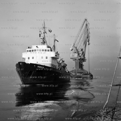 Lodołamacz Parkun holuje ponton z trzema dzwigami...