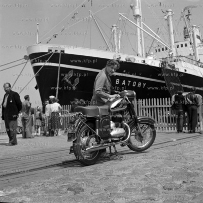 W oczekiwaniu na wejście na pokład transatlantyku...