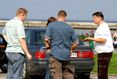 Gdynia. "Tajniacy" na patrolu. Nz. kontrola jednego...