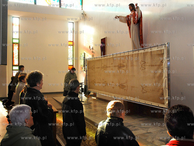 Kopia Calunu Turynskiego wystawiona zostala w Kosciele...