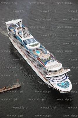 Gdynia z lotu ptaka. Nz. Wycieczkowiec STAR PRINCES...