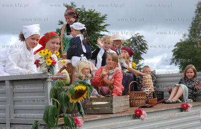 Kosakowo. Dozynki gminne. Nz. Przemarsz dozynkowego...
