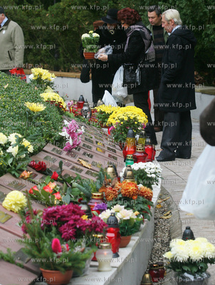 Swieto Zmarlych na szczecinskim cmentarzu centralnym.
Jest...