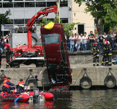 Szczecin. Od wczesnych godzin rannych sluzby ratownicze...